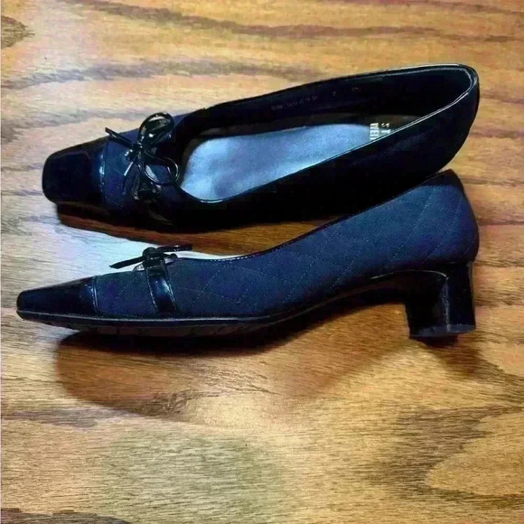 Stuart Weitzman Kitten Heel Navy Quilted with Bow - Picture 2 of 4